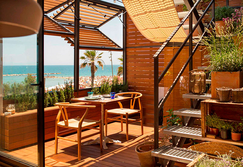 barraca restaurantes en la playa de Barcelona
